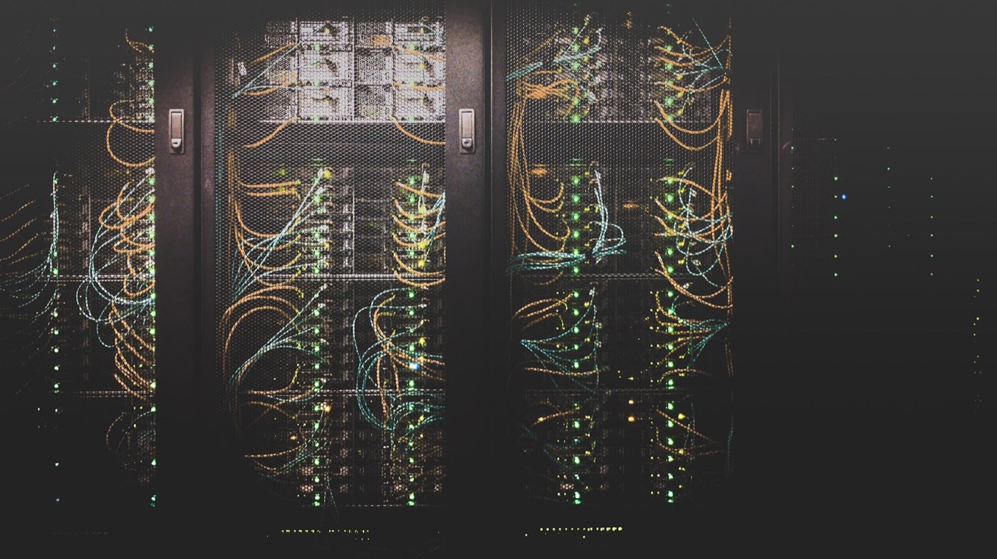 Sauber verlegte Netzwerkkabel in einem Rechenzentrum
